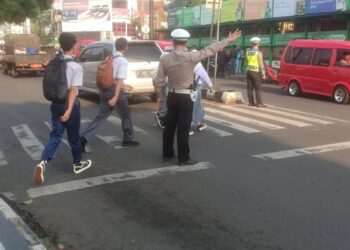 Antisipasi Kemacetan, Unit Lantas Polsek Cikole Laksanakan Pengaturan Pagi