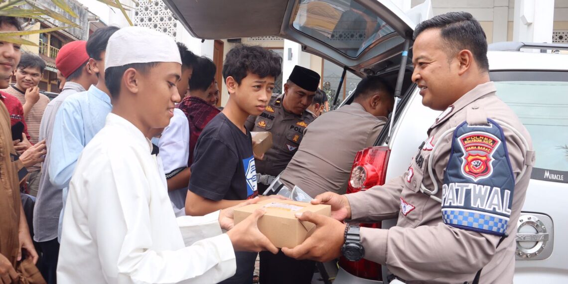 Puluhan Warga Sukaraja Antusias Ikuti Jum’at Berbagi Polres Sukabumi Kota
