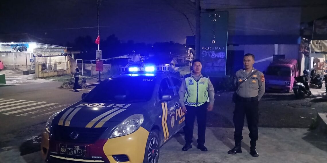 Patroli Rutin Malam Hari Polsek Sukaraja Gencar Datangi Tempat Berkumpulnya Masyarakat