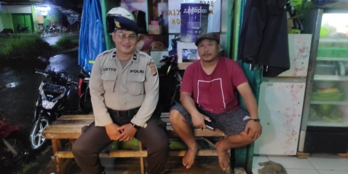 Polsek Kebon Pedes Patroli Dialogis Malam Sampaikan Pesan Kamtibmas Menjelang Pemilu 2024