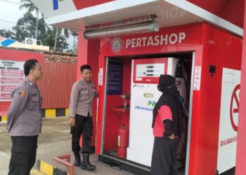 Polisi Polsek Sukalarang Giat Patroli Dialogis Antisipasi Gangguan Kamtibmas Di SPBU