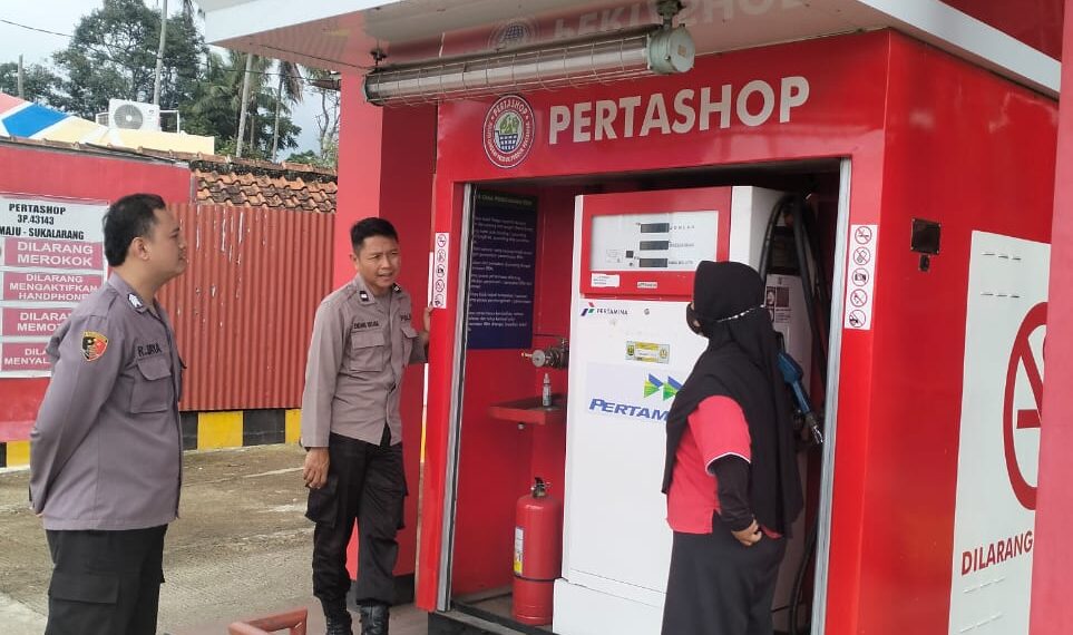 Polisi Polsek Sukalarang Giat Patroli Dialogis Antisipasi Gangguan Kamtibmas Di SPBU