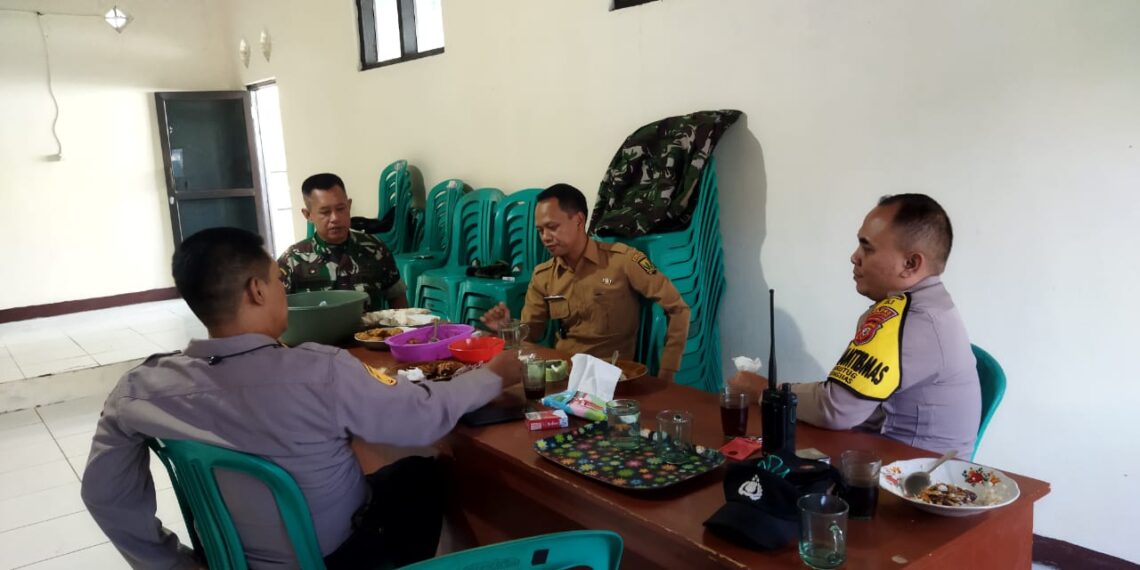 Sinergitas TNI-POLRI Polsek Cireunghas Silaturahmi Dengan Perangkat Desa