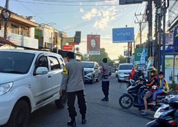 Ps Kanit Samapta dan Bhabinkamtibmas  Laksanakan Pengaturan Lalu Lintas