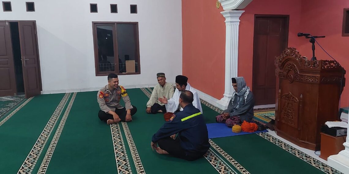 Polsek Kadudampit Sampaikan Himbauan Kamtibmas Setelah Shalat Subuh Berjamaah
