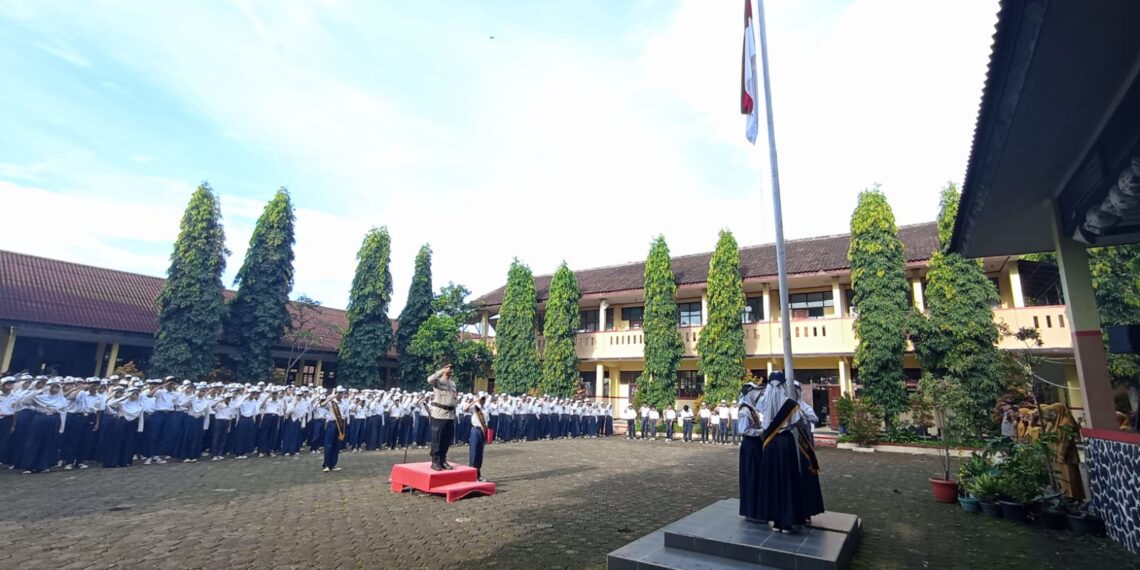 Kapolsek Warudoyong Jadi Pembina Upacara Bendera di SMPN 10 Kota Sukabumi