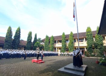 Kapolsek Warudoyong Jadi Pembina Upacara Bendera di SMPN 10 Kota Sukabumi