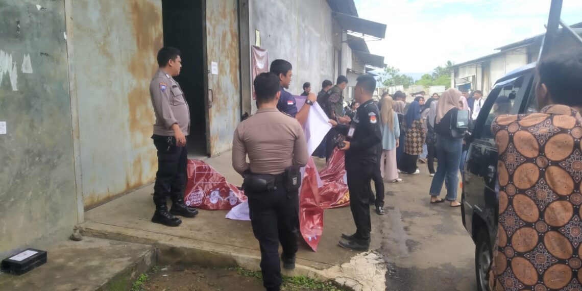 Jelang Pemilihan Umum Serentak Tahun 2024, Bhabinkamtibmas Pasirhalang Polsek Sukaraja Laksanakan Monitoring Simulasi Pelipatan Surat Suara Pemilu 2024