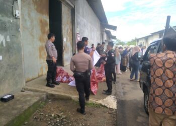 Jelang Pemilihan Umum Serentak Tahun 2024, Bhabinkamtibmas Pasirhalang Polsek Sukaraja Laksanakan Monitoring Simulasi Pelipatan Surat Suara Pemilu 2024