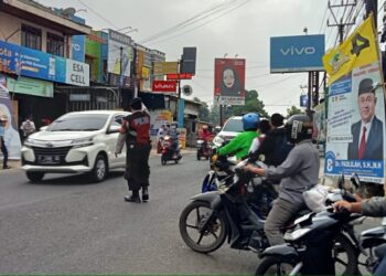 Cegah Hambatan Lalu Lintas Anggota Polsek Lembursitu  Laksanakan Pengaturan Lalu lintas