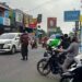 Cegah Hambatan Lalu Lintas Anggota Polsek Lembursitu Laksanakan Pengaturan Lalu lintas