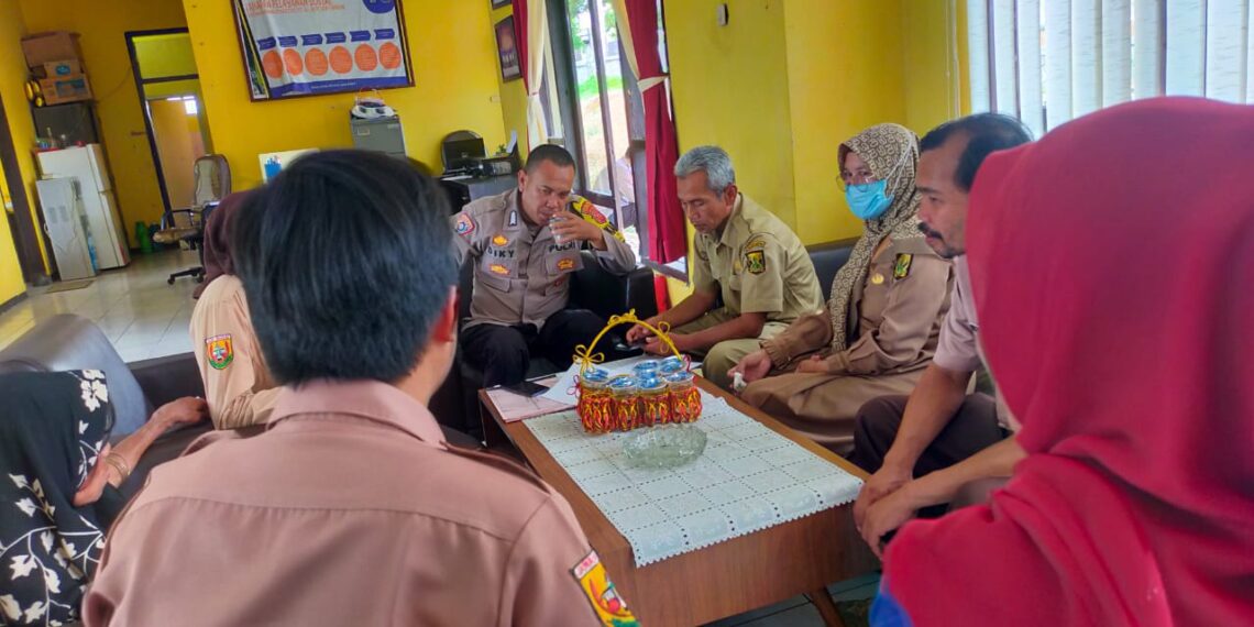Polsek Cireunghas Polres Sukabumi Kota antar lansia tersesat ke  Griya Lansia Sukabumi