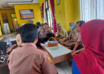 Polsek Cireunghas Polres Sukabumi Kota antar lansia tersesat ke  Griya Lansia Sukabumi
