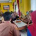 Polsek Cireunghas Polres Sukabumi Kota antar lansia tersesat ke  Griya Lansia Sukabumi
