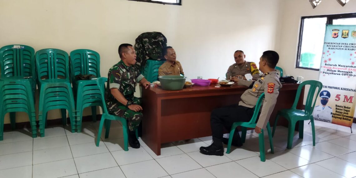 Sampaikan Pesan Kamtibmas, Sinergitas TNI-POLRI Lakukan Sambang dan Silaturahmi Dengan Perangkat Desa