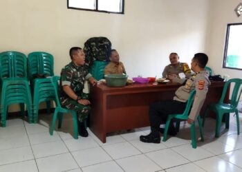 Sampaikan Pesan Kamtibmas, Sinergitas TNI-POLRI Lakukan Sambang dan Silaturahmi Dengan Perangkat Desa