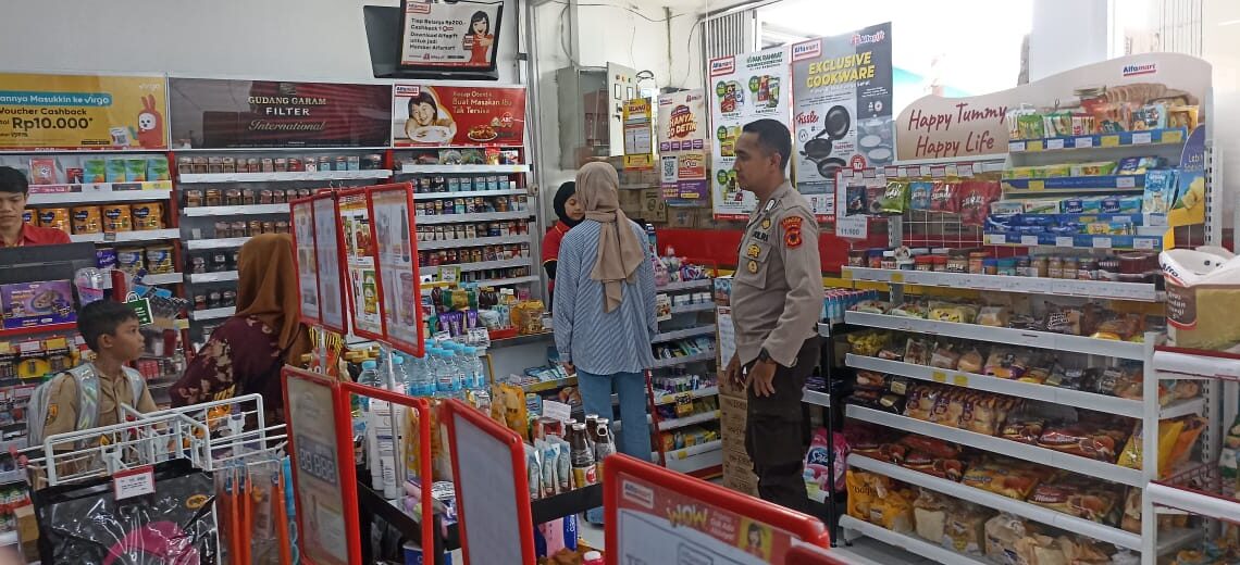 Cegah Gangguan Kamtibmas Unit Samapta Polsek Cireunghas Polres Sukabumi Kota Pimpin Patroli ke Mini Market