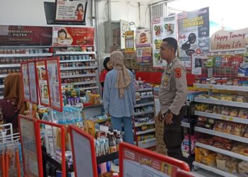 Cegah Gangguan Kamtibmas Unit Samapta Polsek Cireunghas Polres Sukabumi Kota Pimpin Patroli ke Mini Market