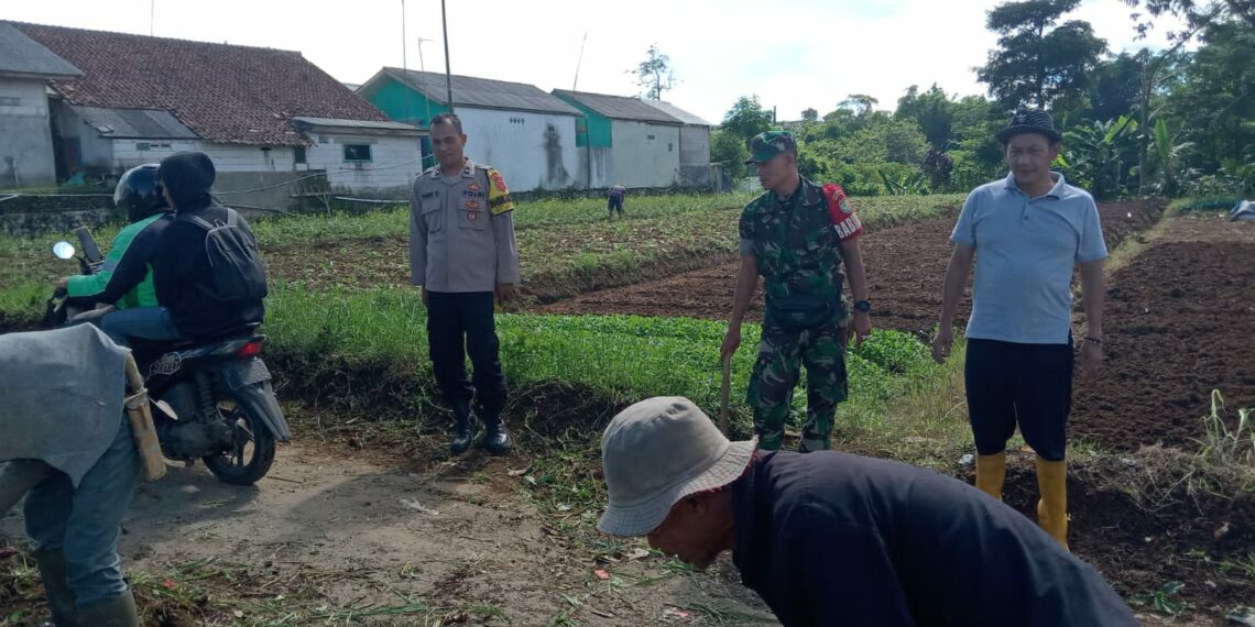 Berikan Imbauan Kamtibmas Babinkamtibmas Bersinergi Dengan Babinsa Sambangi Warga