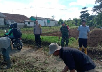 Berikan Imbauan Kamtibmas Babinkamtibmas Bersinergi Dengan Babinsa Sambangi Warga