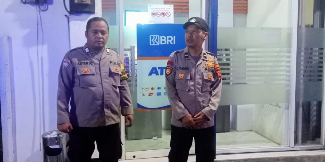 Cegah Kejahatan Perbankkan saat Patroli Malam Polisi kontrol BANK BRI Dan ATM