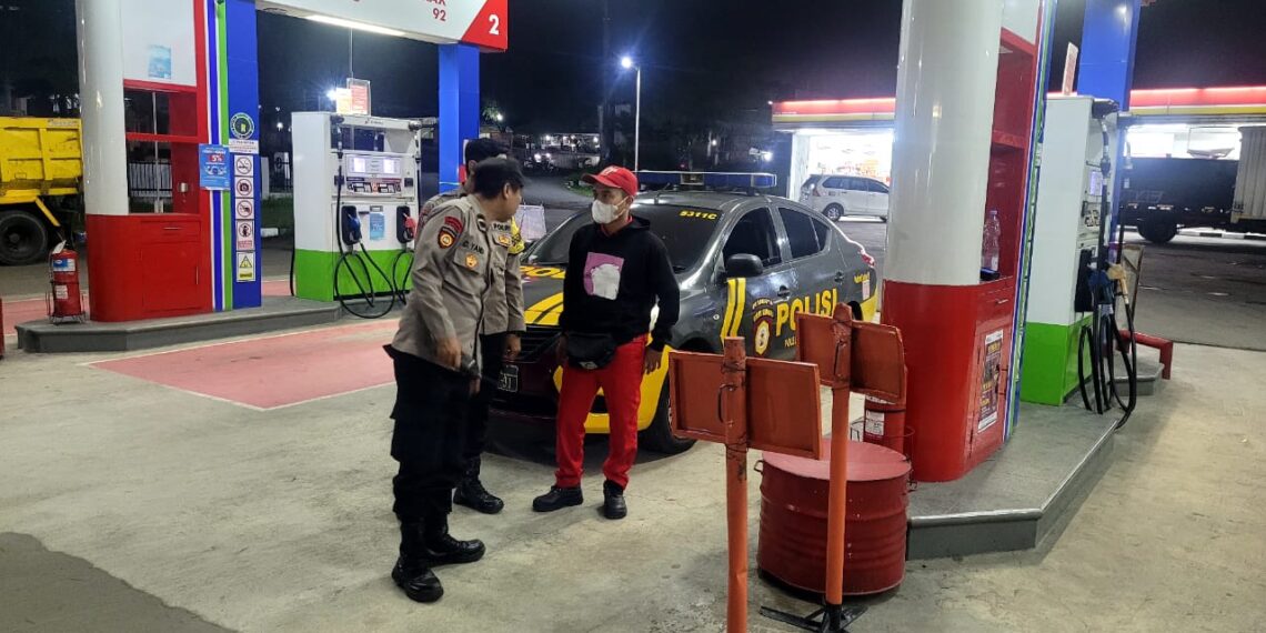 Anggota Polsek Sukalarang Melaksanakan Patroli Malam Di SPBU Antisipasi Gangguan Kamtibmas