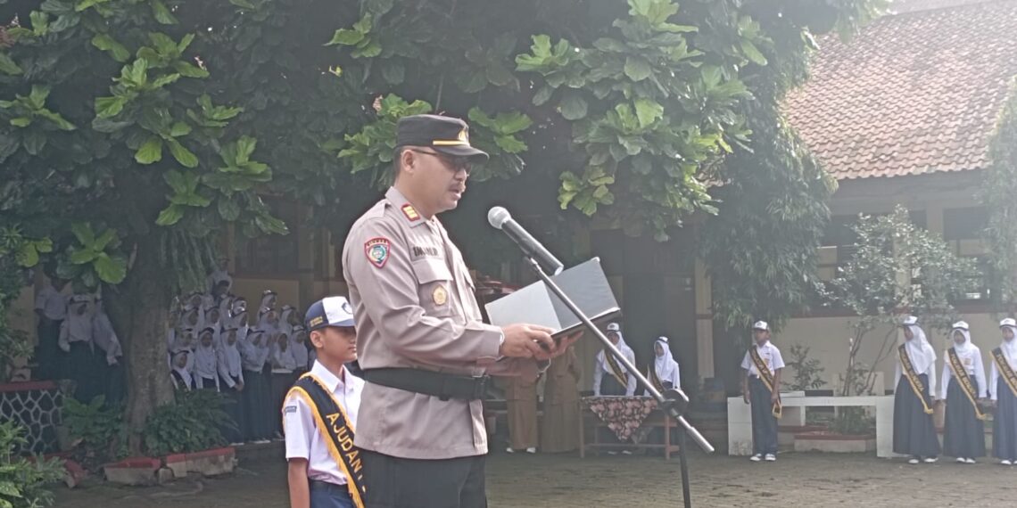 Jadi Pembina Upacara Bendera di SMPN 10 Kota Sukabumi Kapolsek Warudoyong Cegah Kenakalan Remaja