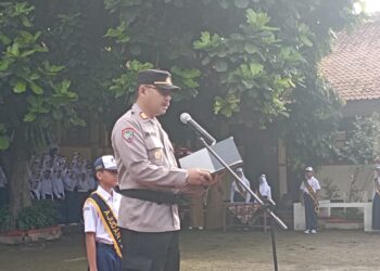 Jadi Pembina Upacara Bendera di SMPN 10 Kota Sukabumi Kapolsek Warudoyong Cegah Kenakalan Remaja
