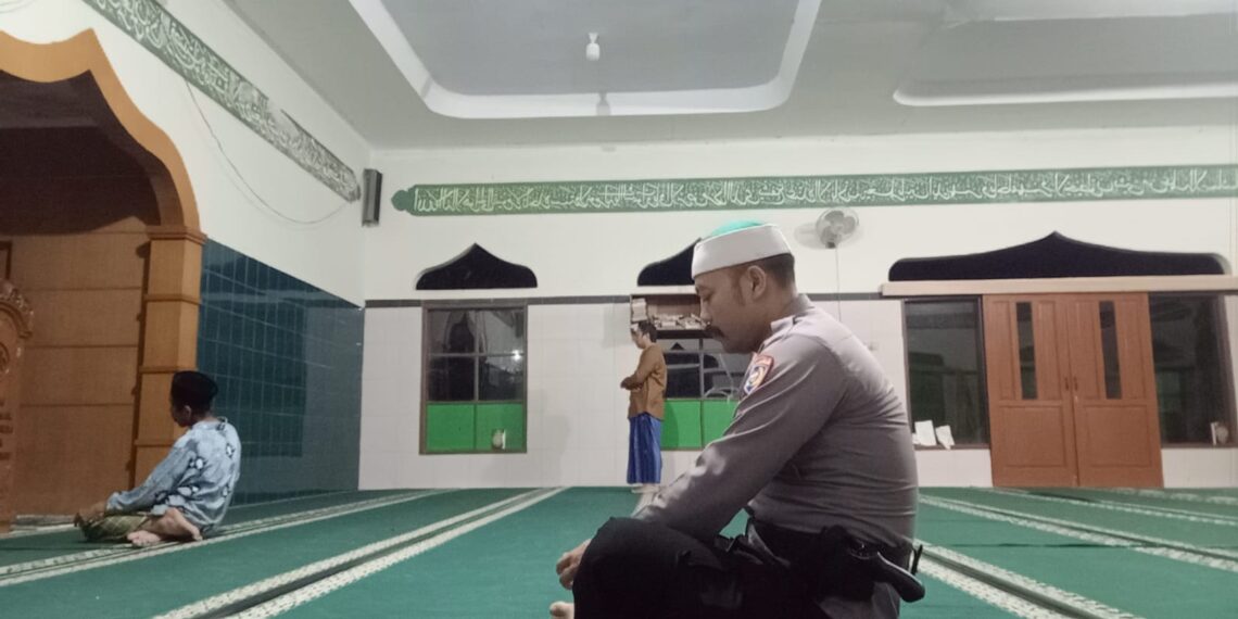 Bhabinkamtibmas Lakukan Sholat Subuh Berjama’ah Bersama Warga