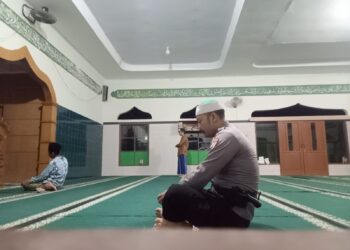 Bhabinkamtibmas Lakukan Sholat Subuh Berjama’ah Bersama Warga