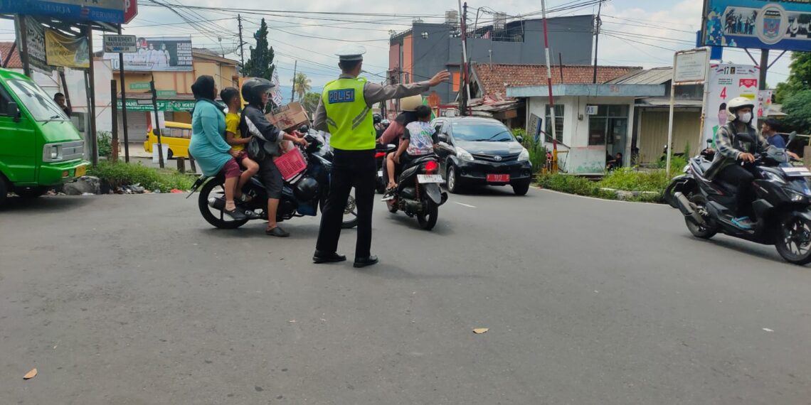 Gatur Lalu Lintas Polsek Warudoyong Paska melintas Kereta Api Pangrango