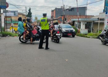 Gatur Lalu Lintas Polsek Warudoyong Paska melintas Kereta Api Pangrango
