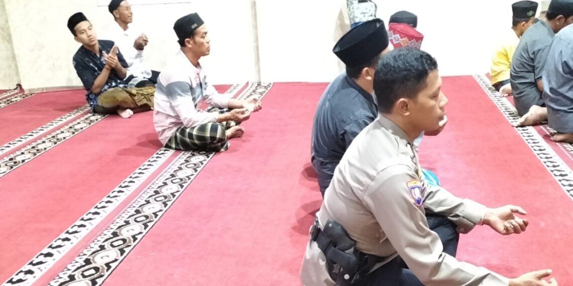 Bhabinkamtibmas Kel. Tipar Bhabinkamtibmas Kelurahan Tipar melaksanakan  Sholat  Subuh Berjamaah.