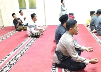 Bhabinkamtibmas Kel. Tipar Bhabinkamtibmas Kelurahan Tipar melaksanakan  Sholat  Subuh Berjamaah.