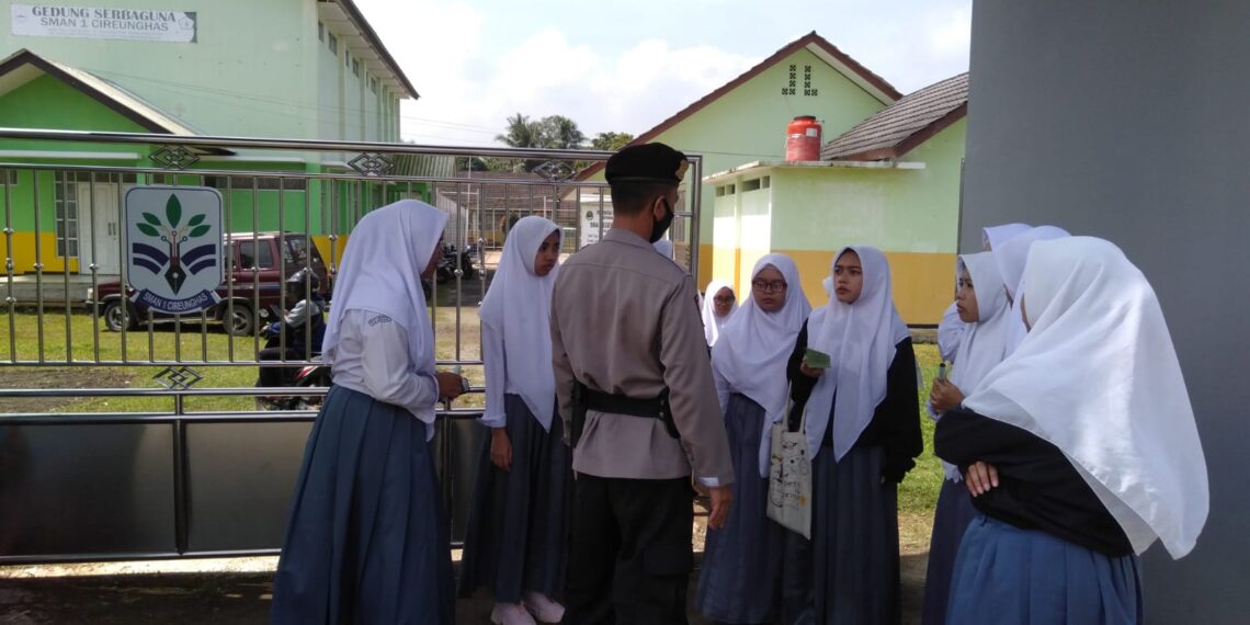 Unit Samapta Polsek Cireunghas Melaksanakan Kegiatan Police Goes To School