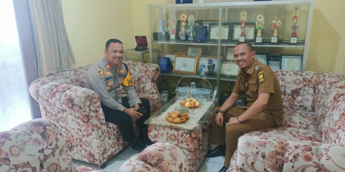 Kapolsek Cisaat jalin Komunikasi dengan Kepala Desa untuk Jaga Kondusifitas Jelang Pemilu 2024