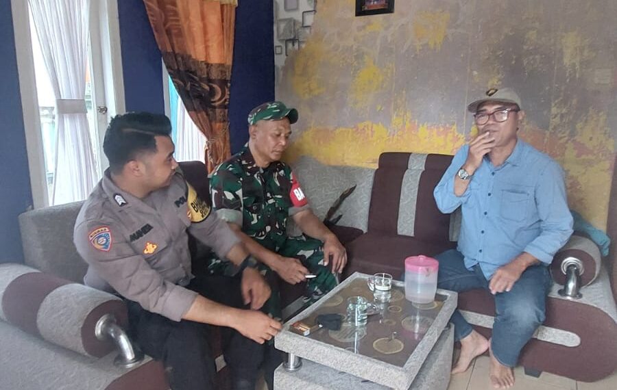 Memasuki Musim Hujan, Senergitas TNI – Polri Bhabinkamtibmas Himbau Warga Waspada Bencana Alam