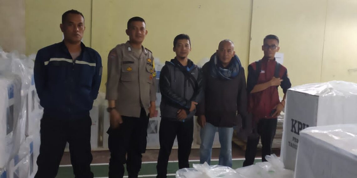 Patroli Kontrol Gudang Logistik Pemilu Personil Polsek Kadudampit
