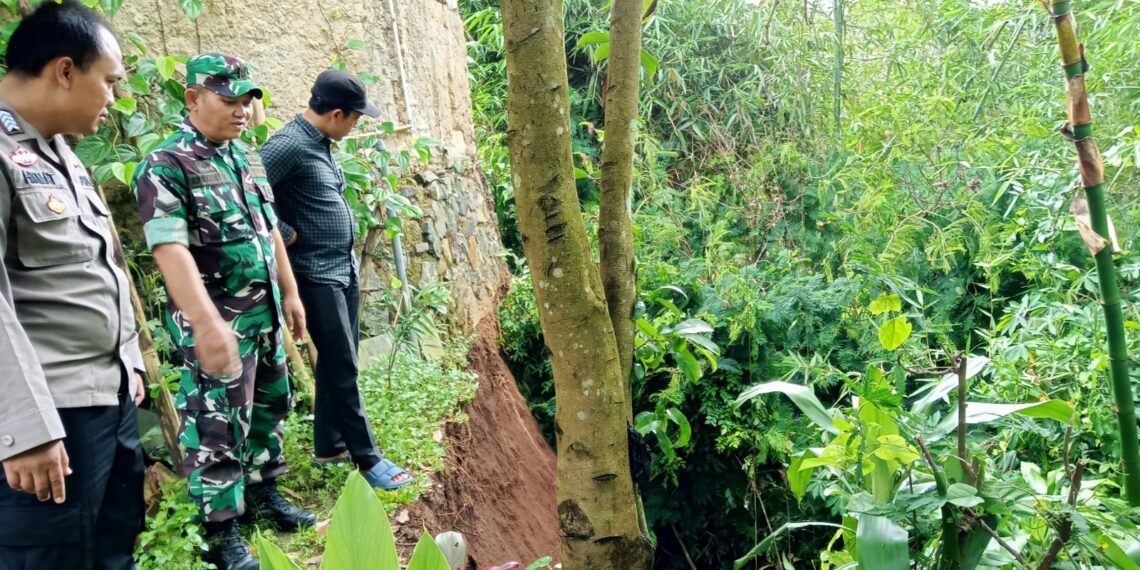 Cek Tebing Longsor Bhabinkamtibmas Dan Babinsa Bersinergi Hadir Ditengah Masyarakat