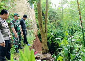 Cek Tebing Longsor Bhabinkamtibmas Dan Babinsa Bersinergi Hadir Ditengah Masyarakat