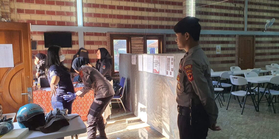 Polsek Warudoyong Polres Sukabumi Kota Kerahkan Sejumlah Personelnya Untuk Amankan Kegiatan Penyortiran Dan Pelipatan Surat Suara Pemilu 2024