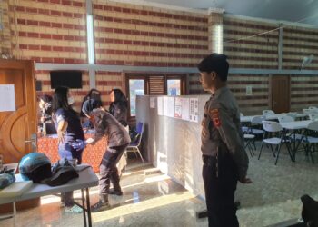 Polsek Warudoyong Polres Sukabumi Kota Kerahkan Sejumlah Personelnya Untuk Amankan Kegiatan Penyortiran Dan Pelipatan Surat Suara Pemilu 2024