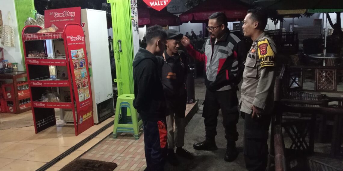 Patroli Malam, Polsek Cibeureum Berikan Himbauan Kepada Para Pemuda yang masih nongkrong
