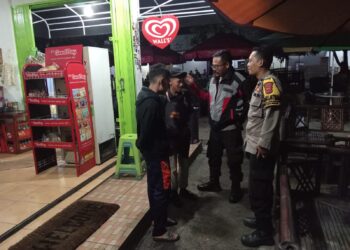 Patroli Malam, Polsek Cibeureum Berikan Himbauan Kepada Para Pemuda yang masih nongkrong