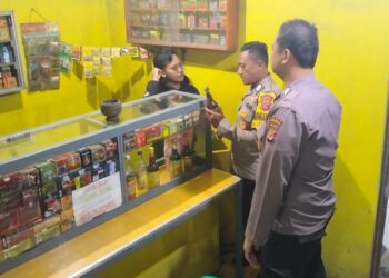 Polsek Sukalarang Gencarkan Razia Miras Ke Kios – Kios Jamu