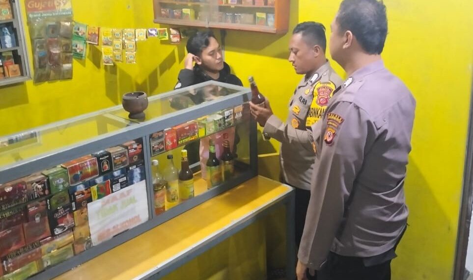 Polsek Sukalarang Gencarkan Razia Miras Ke Kios – Kios Jamu