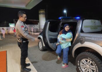 Responsif Polsek Kebon Pedes Bantu Antarkan Balita 5 (lima) Bulan Yang Sakit