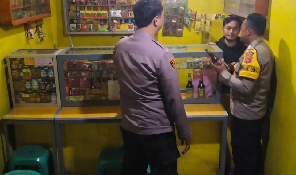 Cegah Peredaran Miras, Polsek Sukalarang Gencarkan Razia Miras Ke Kios – Kios Jamu