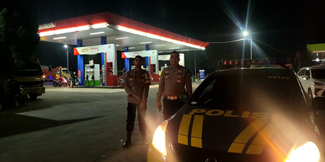 Polisi Polsek Sukalarang Giat Patroli Dialogis Malam Antisipasi Gangguan Kamtibmas Di SPBU