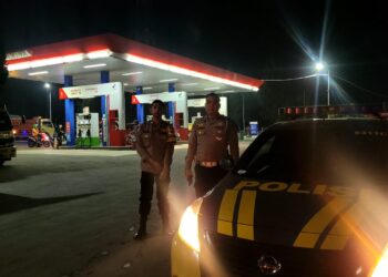 Polisi Polsek Sukalarang Giat Patroli Dialogis Malam Antisipasi Gangguan Kamtibmas Di SPBU